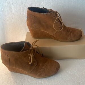 Toms boots ankle booties wedge suede lace up light brown women’s size 8